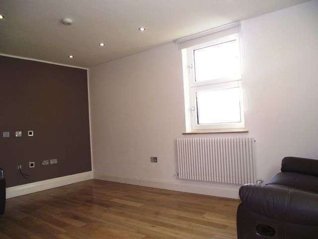  Image of 1 bedroom Ground Flat to rent in The Mall London W5 at Ealing Broadway  Ealing Broadway, W5 3TA
