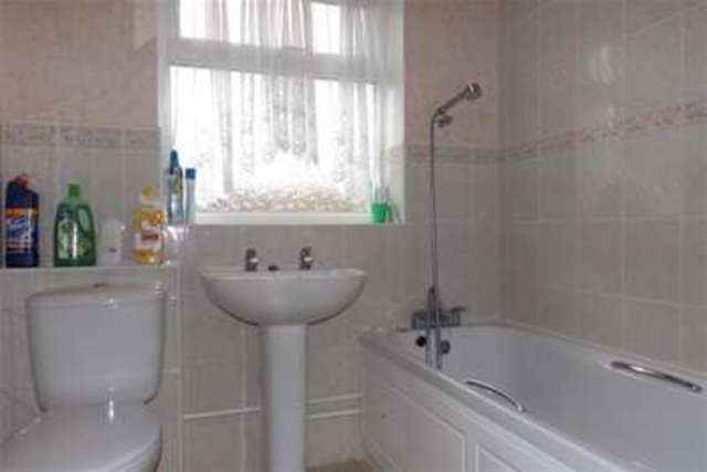  Image of 2 bedroom Bungalow to rent in Eastwick Crescent Mill End Rickmansworth WD3 at Rickmansworth, WD3 8YJ