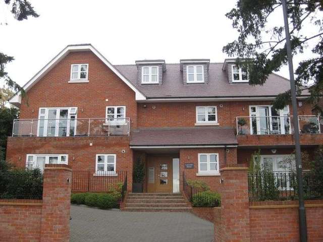  Image of 2 bedroom Flat for sale in Elms Road Harrow Weald Harrow HA3 at Elms Road  Stanmore, HA3 6BB