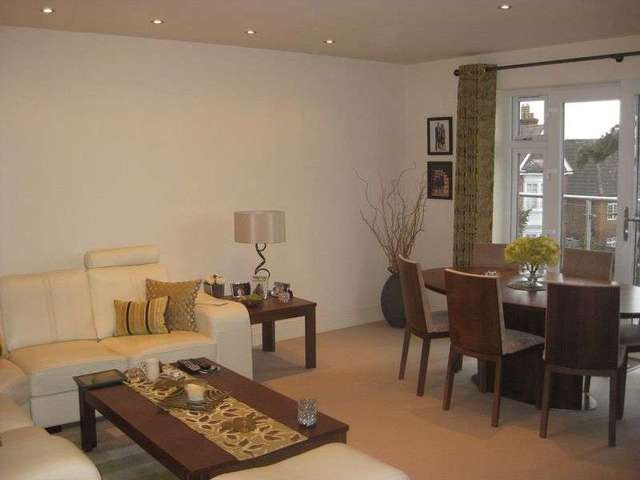  Image of 2 bedroom Flat for sale in Elms Road Harrow Weald Harrow HA3 at Elms Road  Stanmore, HA3 6BB