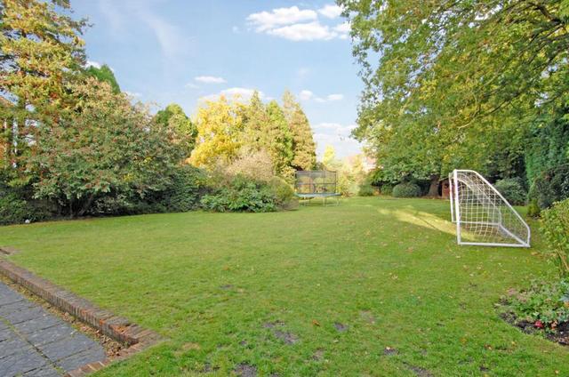  Image of 6 bedroom Detached house to rent in Fairmile Lane Cobham KT11 at 102 Fairmile Lane Cobham Cobham, KT11 2BX