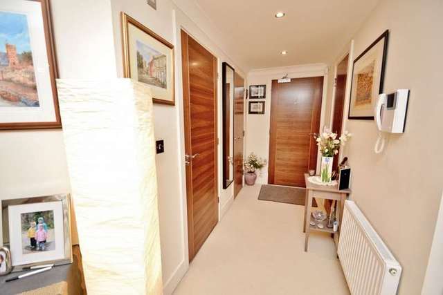  Image of 2 bedroom Flat for sale in Beaufoys Avenue Ferndown BH22 at 20 Beaufoys Avenue  Ferndown, BH22 9RQ