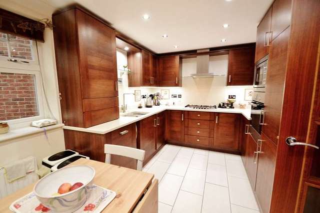  Image of 2 bedroom Flat for sale in Beaufoys Avenue Ferndown BH22 at 20 Beaufoys Avenue  Ferndown, BH22 9RQ