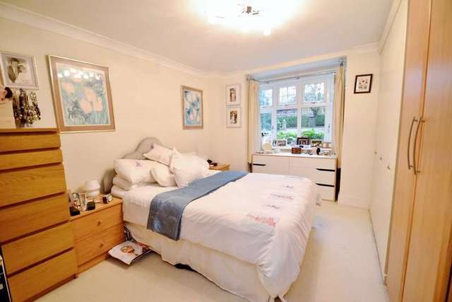  Image of 2 bedroom Flat for sale in Beaufoys Avenue Ferndown BH22 at 20 Beaufoys Avenue  Ferndown, BH22 9RQ