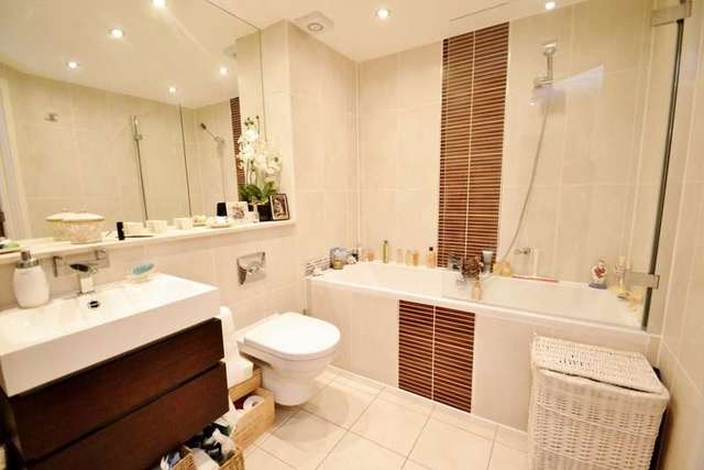  Image of 2 bedroom Flat for sale in Beaufoys Avenue Ferndown BH22 at 20 Beaufoys Avenue  Ferndown, BH22 9RQ