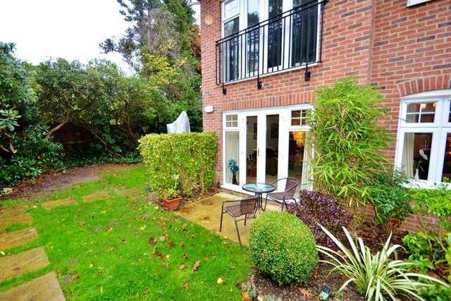  Image of 2 bedroom Flat for sale in Beaufoys Avenue Ferndown BH22 at 20 Beaufoys Avenue  Ferndown, BH22 9RQ