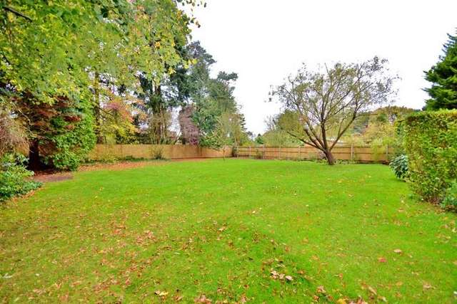  Image of 2 bedroom Flat for sale in Beaufoys Avenue Ferndown BH22 at 20 Beaufoys Avenue  Ferndown, BH22 9RQ