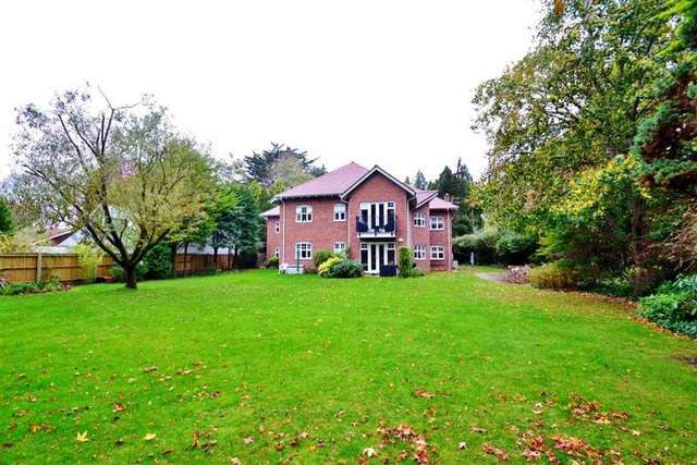  Image of 2 bedroom Flat for sale in Beaufoys Avenue Ferndown BH22 at 20 Beaufoys Avenue  Ferndown, BH22 9RQ