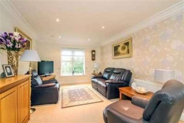  Image of 2 bedroom Flat to rent in Franklin Court Wormley Godalming GU8 at Godalming, GU8 5US