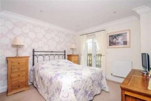  Image of 2 bedroom Flat to rent in Franklin Court Wormley Godalming GU8 at Godalming, GU8 5US