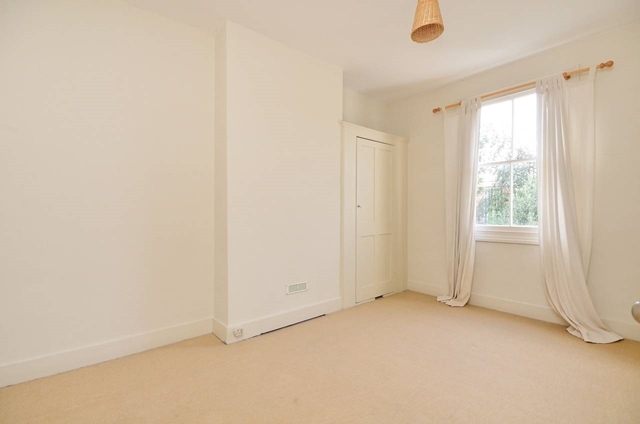  Image of 3 bedroom Terraced house to rent in Tolverne Road London SW20 at Tolverne Road  Raynes Park, SW20 8RA