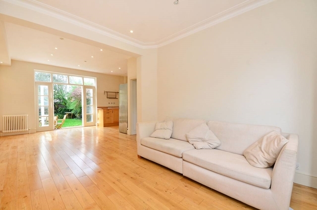  Image of 3 bedroom Terraced house to rent in Tolverne Road London SW20 at Tolverne Road  Raynes Park, SW20 8RA