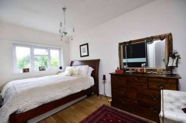  Image of 3 bedroom Detached house to rent in Friern Barnet Lane London N11 at Friern Barnet Lane Friern Barnet London, N11 3LP