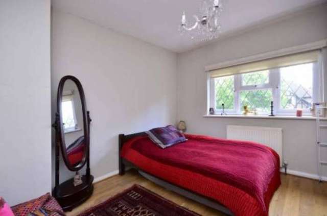  Image of 3 bedroom Detached house to rent in Friern Barnet Lane London N11 at Friern Barnet Lane Friern Barnet London, N11 3LP