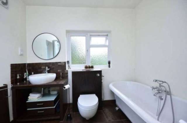  Image of 3 bedroom Detached house to rent in Friern Barnet Lane London N11 at Friern Barnet Lane Friern Barnet London, N11 3LP