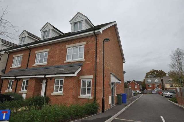  Image of 3 bedroom Terraced house to rent in Gloster Close Farnborough GU14 at Gloster Close  Farnborough, GU14 7SX