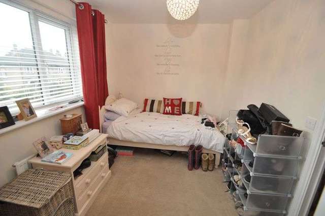  Image of 3 bedroom Terraced house to rent in Gloster Close Farnborough GU14 at Gloster Close  Farnborough, GU14 7SX