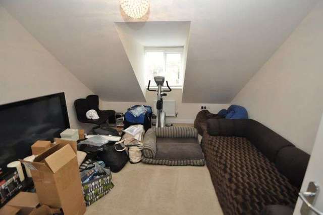  Image of 3 bedroom Terraced house to rent in Gloster Close Farnborough GU14 at Gloster Close  Farnborough, GU14 7SX
