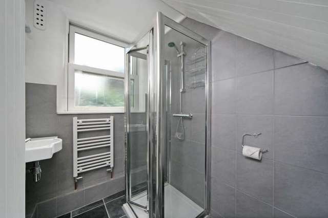  Image of 1 bedroom Ground Flat to rent in Godolphin Road London W12 at Godolphin Road  London, W12 8JE