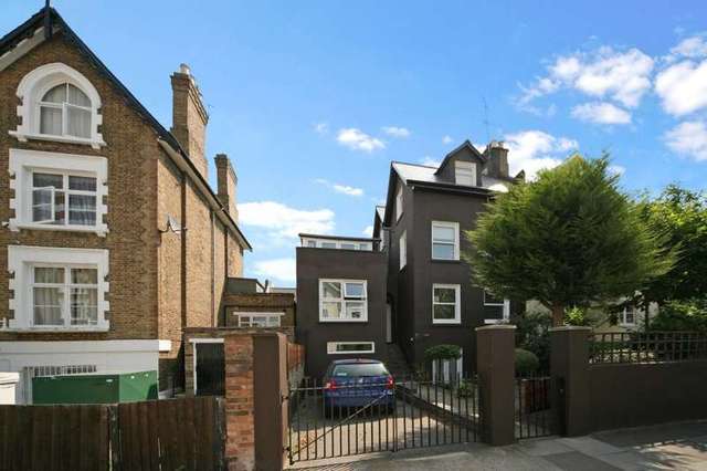  Image of 1 bedroom Ground Flat to rent in Godolphin Road London W12 at Godolphin Road  London, W12 8JE