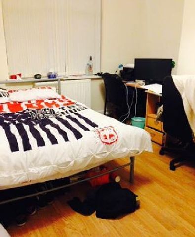  Image of 5 bedroom House Share to rent in Harlaxton Drive Nottingham NG7 at Lenton Nottinghamshire Lenton, NG7 1JE