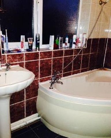  Image of 5 bedroom House Share to rent in Harlaxton Drive Nottingham NG7 at Lenton Nottinghamshire Lenton, NG7 1JE