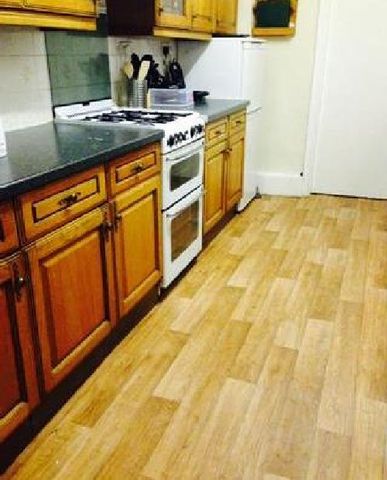  Image of 5 bedroom House Share to rent in Harlaxton Drive Nottingham NG7 at Lenton Nottinghamshire Lenton, NG7 1JE