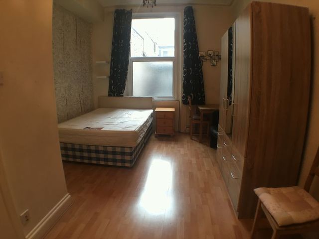  Image of Flat to rent in Haverstock Hill London NW3 at Haverstock Hill Array Camden, NW3 4RL