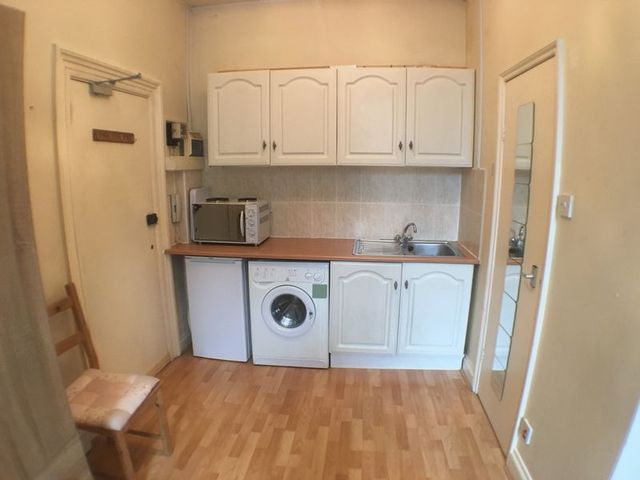  Image of Flat to rent in Haverstock Hill London NW3 at Haverstock Hill Array Camden, NW3 4RL