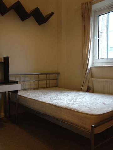  Image of 3 bedroom Flat to rent in Hayfield Passage London E1 at Stepney Green London Stepney Green, E1 3LQ