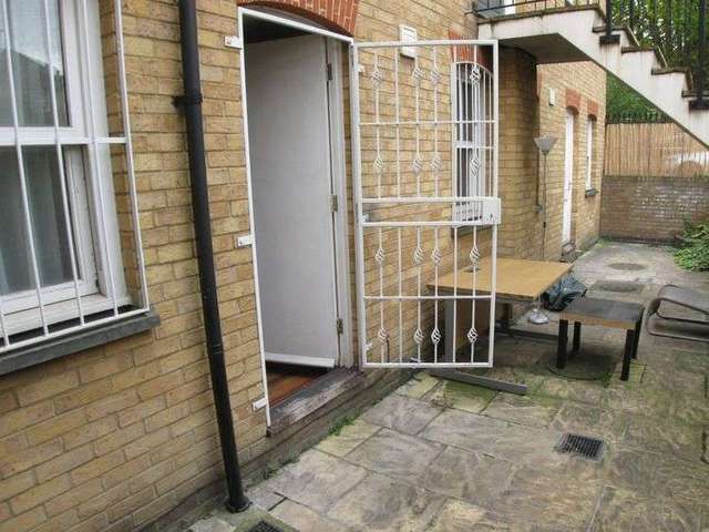  Image of 3 bedroom Flat to rent in Hayfield Passage London E1 at Stepney Green London Stepney Green, E1 3LQ