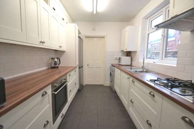  Image of 4 bedroom Terraced house to rent in Highgrove Street Reading RG1 at Highgrove Street  Reading, RG1 5EJ