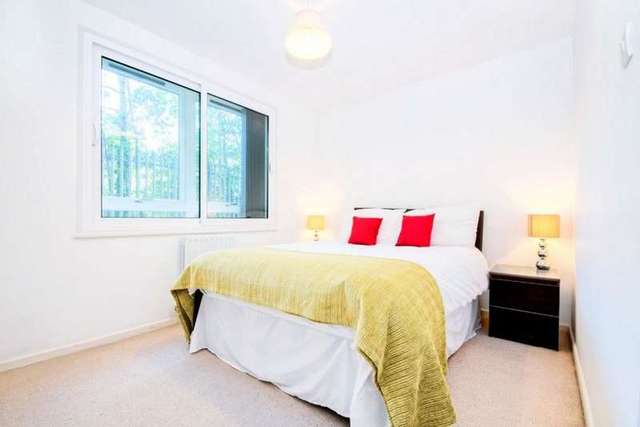  Image of 1 bedroom Flat to rent in Stile Hall Parade London W4 at Chiswick W4 3AG Chiswick, W4 3AG