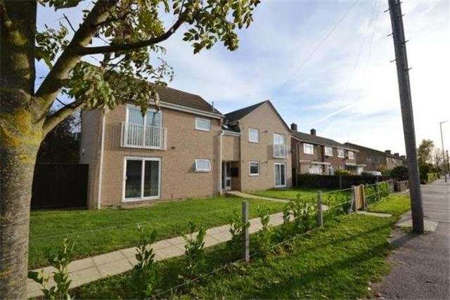  Image of 2 bedroom Flat to rent in Kings Hedges Road Cambridge CB4 at Cambridge  Chesterton, CB4 2PB