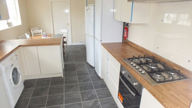  Image of 6 bedroom Terraced house to rent in Kirkstall Lane Headingley Leeds LS5 at Kirkstall Lane  Leeds, LS5 2AB