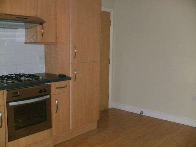  Image of 1 bedroom Flat to rent in Knowle Road Bristol BS4 at Knowle Road Totterdown Bristol, BS4 2EE