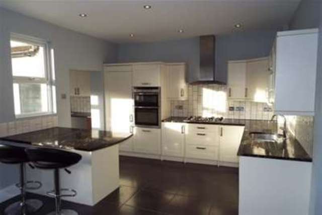  Image of 3 bedroom Detached house to rent in Dundonald Drive Leigh-on-Sea SS9 at Leigh-on-Sea, SS9 1NA