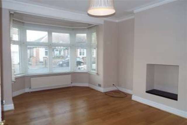  Image of 3 bedroom Detached house to rent in Dundonald Drive Leigh-on-Sea SS9 at Leigh-on-Sea, SS9 1NA