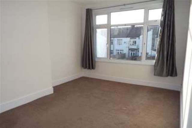  Image of 3 bedroom Detached house to rent in Dundonald Drive Leigh-on-Sea SS9 at Leigh-on-Sea, SS9 1NA
