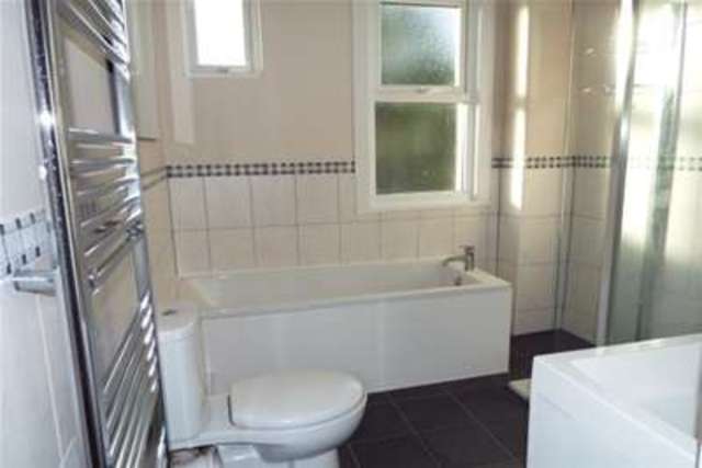  Image of 3 bedroom Detached house to rent in Dundonald Drive Leigh-on-Sea SS9 at Leigh-on-Sea, SS9 1NA