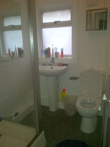  Image of 5 bedroom House Share to rent in Lenton Boulevard Lenton Nottingham NG7 at Lenton Nottinghamshire Lenton, NG7 2BZ