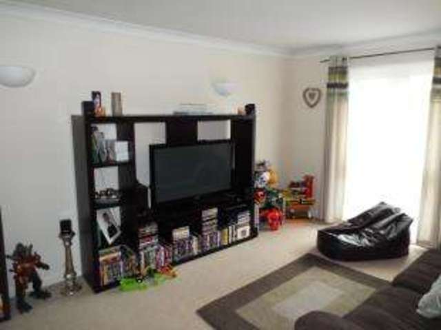  Image of 2 bedroom Flat for sale in Limpsfield Road South Croydon CR2 at Sanderstead  Selsdon, CR2 9LG