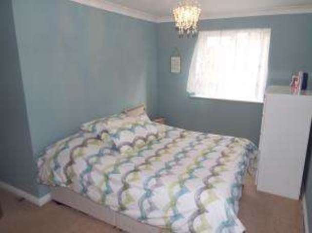  Image of 2 bedroom Flat for sale in Limpsfield Road South Croydon CR2 at Sanderstead  Selsdon, CR2 9LG