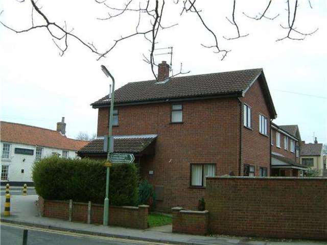  Image of 3 bedroom Property to rent in Meadow Road Lowestoft NR32 at Oulton  Lowestoft, NR32 3AZ