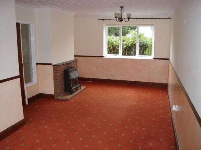  Image of 3 bedroom Property to rent in Meadow Road Lowestoft NR32 at Oulton  Lowestoft, NR32 3AZ
