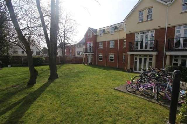  Image of 3 bedroom Flat for sale in Stonegrove Edgware HA8 at Mayfair Court  Edgware, HA8 7UH