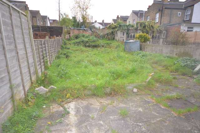  Image of 3 bedroom Detached house to rent in Mcleod Road London SE2 at McLeod Road Abbey Wood London, SE2 0BS