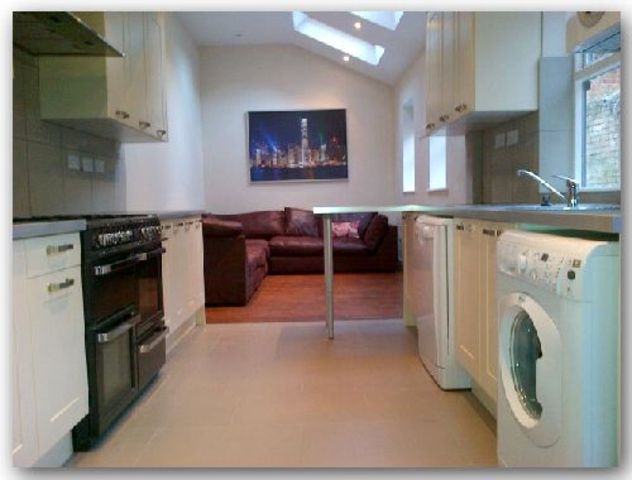  Image of 7 bedroom House Share to rent in Midland Avenue Lenton Nottingham NG7 at Lenton Nottinghamshire Lenton, NG7 2FD