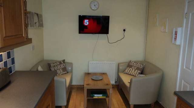  Image of 1 bedroom House Share to rent in Windsor Close Guildford GU2 at Windsor Close Onslow Village Guildford, GU2 7QU