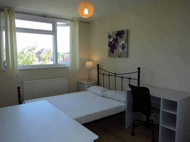  Image of 1 bedroom House Share to rent in Windsor Close Guildford GU2 at Windsor Close Onslow Village Guildford, GU2 7QU